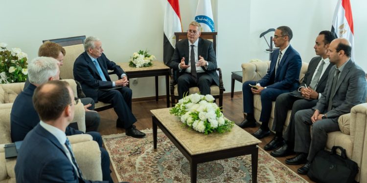 خلال مباحثات مع وزير البترول.. مجموعة “كوانتم كابيتال” الأمريكية تستهدف تأسيس محفظة استثمارات بقطاع البترول والغاز المصري