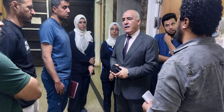 وكيل وزارة صحة القليوبية يفاجئ مستشفى ومركز طبي أبو المنجا بجولة رقابية.. وإحالة طبيبين واثنين من التمريض للتحقيق