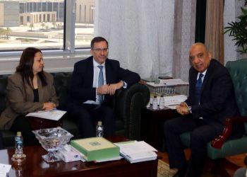 وزير الكهرباء يستقبل سفير بريطانيا بالقاهرة لبحث تعزيز الشراكة وسبل دعم التعاون
