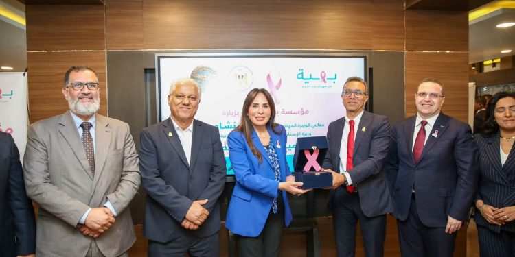وزيرة الإسكان تزور مستشفى “بهية” بمدينة الشيخ زايد