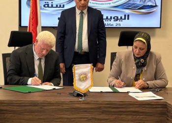 المصرية لنقل الكهرباء توقع عقدا لتنفيذ أعمال فتح خط هوائي جهد 66 ك.ف بغرب المنصورة لدعم استقرار التغذية الكهربائية