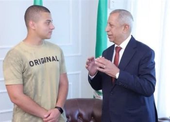 رئيس الأكاديمية العربية يستقبل نجل الشهيد المنسي بعد تفوقه في الدبلومة الأمريكية