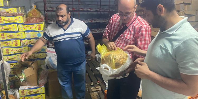 صحة القليوبية .. ضبط قرابة ربع طن مصنعات لحوم مجهولة المصدر قبل تداولها بالأسواق بالخانكة