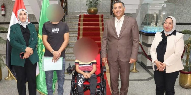 لفتة إنسانية من محافظ القليوبية.. الاستجابة لمعاناة طفل مصاب بضمور العضلات وتوفير كرسي كهربائي لمساعدته على الحركة