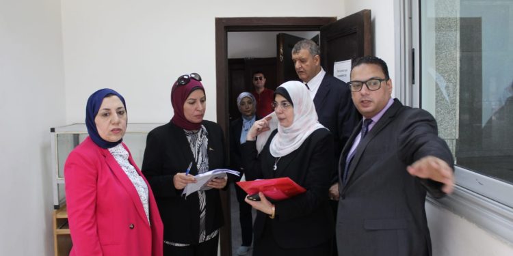 لجنة قطاع الدراسات الصيدلية تتفقد الإمكانات والتجهيزات لكلية الصيدلة بجامعة بنها بالعبور