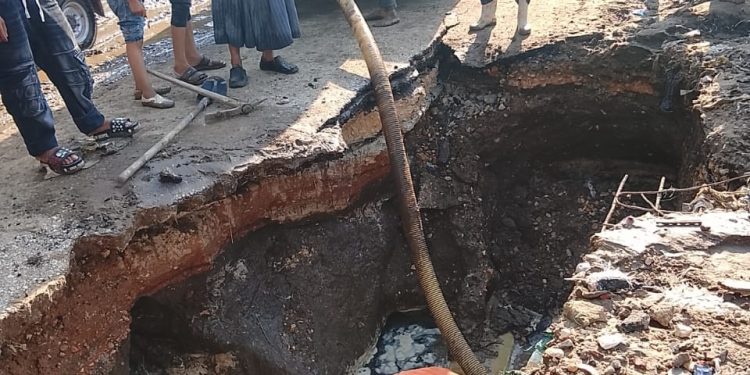 محافظ القليوبية يتابع أعمال إصلاح كسر خط المياه الناقل بقطر 800 مم بقليوب ويوجه بسرعة الانتهاء من الأعمال