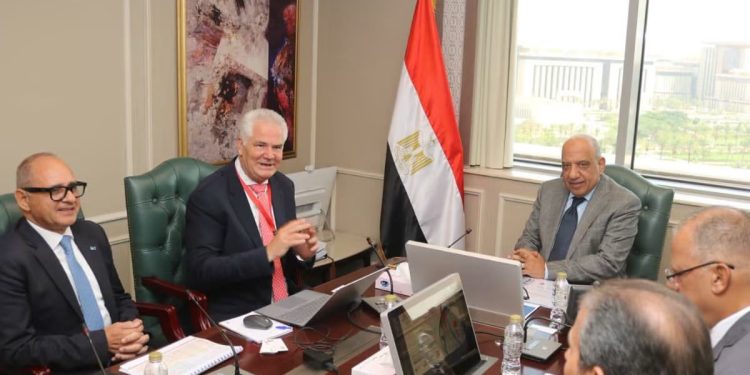 وزير الكهرباء يتابع مع تحالف “رينيرجي جروب بارتنرز” مستجدات المشروع المتكامل للطاقات المتجددة والنظيفة