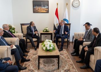 وزير البترول يبحث مع «هاليبرتون» زيادة الإنتاج بأساليب الحفر الأفقي والتكسير الهيدروليكي