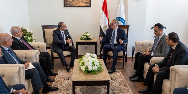 وزير البترول يبحث مع «هاليبرتون» زيادة الإنتاج بأساليب الحفر الأفقي والتكسير الهيدروليكي