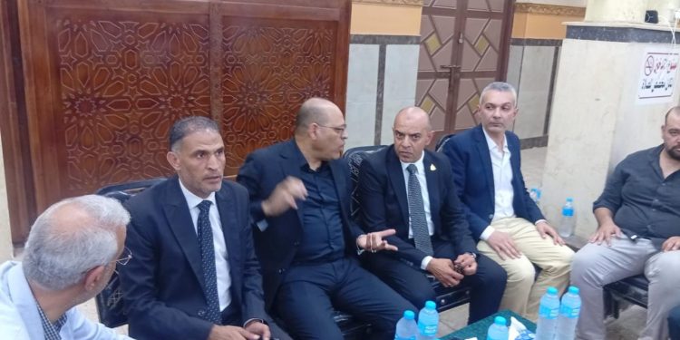 وزير العمل السابق ورئيس اتحاد عمال مصر ورئيس نقابة البترول ونواب البرلمان يؤدون واجب العزاء في وفاة شقيق مجدي عبد التواب