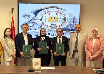 المصرية لنقل الكهرباء توقع عقدًا لتنفيذ خط نقل كهرباء بجهد 500 كيلوفولت لتفريغ قدرات مشروعات طاقة الرياح بخليج السويس