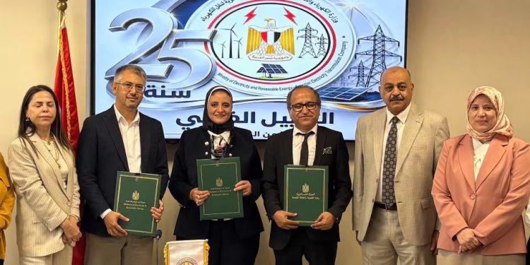 المصرية لنقل الكهرباء توقع عقدًا لتنفيذ خط نقل كهرباء بجهد 500 كيلوفولت لتفريغ قدرات مشروعات طاقة الرياح بخليج السويس