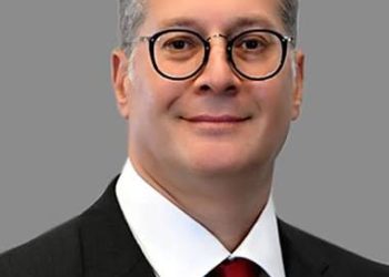 عاجل.. المهندس كريم بدوى يصل إلى موقـع إنتاج حقل البركــة فى كـوم أمبـو لمتابعة سير العمل بجهاز حفـر وصيانة الآبار الجديدة