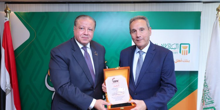 البنك الأهلي المصري يكتب تاريخًا جديدًا في الابتكار المصرفي.. براءة منفعة للوحدات المتنقلة لأول مرة