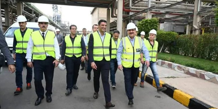 ” أبو قير للأسمدة تستقبل وزير الصناعة ومحافظ الإسكندرية.. وتأكيد على مواصلة مسيرة التطوير والارتقاء بأعلى معايير الجودة نحو صناعة وطنية أكثر استدامة “