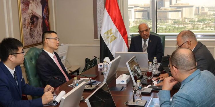 وزير الكهرباء يتابع مع شركة هواوي الصينية مستجدات مشروع التصنيع المحلي لبطاريات تخزين الطاقة