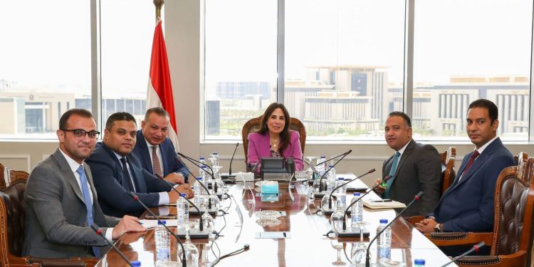 وزيرة الإسكان تستعرض رؤية الوزارة لتطوير آليات العمل بالهيئة العامة للتنمية السياحية وتعظيم الاستفادة من الفرص الاستثمارية