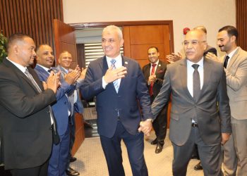 في احتفالية سادها الوفاء.. «نقابة البترول» تكرّم المحاسب أحمد السروجي بعد 26 عاماً من العطاء النقابي