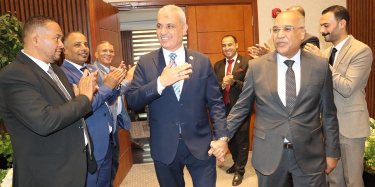 في احتفالية سادها الوفاء.. «نقابة البترول» تكرّم المحاسب أحمد السروجي بعد 26 عاماً من العطاء النقابي
