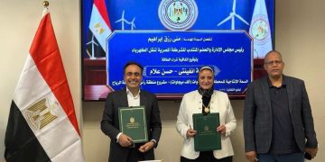 المصرية لنقل الكهرباء توقع اتفاقية شراء الطاقة لإنشاء محطة رياح بقدرة 1000 ميجاوات برأس شقير