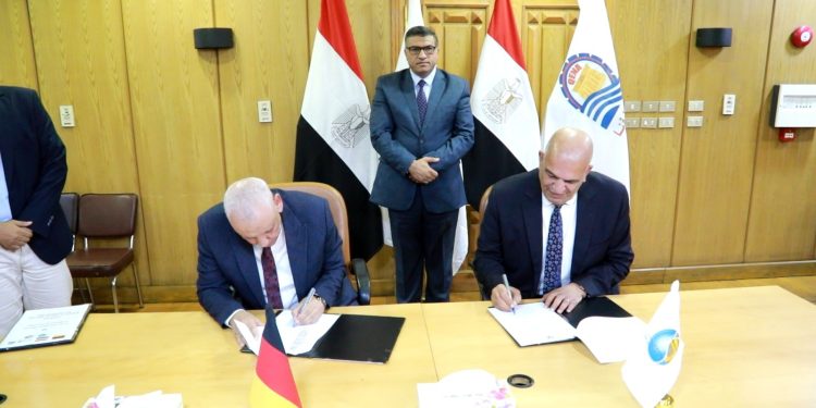 تحت رعاية محافظ قنا.. ” مختار إبراهيم” توقّع عقد إنشاء شبكة مياه وصرف صحي بأبنود والكلاحين بتكلفة 700 مليون جنيه