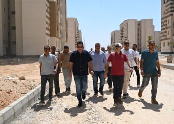 مساعد نائب رئيس هيئة المجتمعات العمرانية يتفقد ٤ مشروعات إسكان بالعاشر من رمضان لمتابعة معدلات التنفيذ