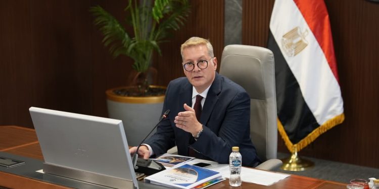 وزير البترول يترأس الجمعيتين العموميتين لشركتي أسيوط لتكرير البترول وأنابيب البترول