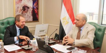 وزير الكهرباء يتابع مع شركة أوراسكوم للإنشاءات مستجدات تنفيذ مشروعات طاقة الرياح برأس شقير