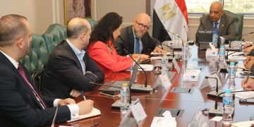 وزير الكهرباء يبحث مع وفد البنك الآسيوى للاستثمار في البنية التحتية “AIIB” سبل دعم وتعزيز التعاون والشراكة والاستثمار