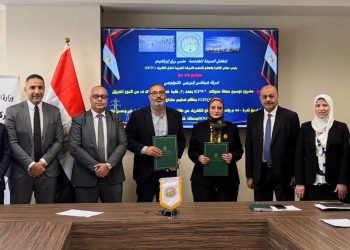 «نقل الكهرباء» توقع عقدًا مع «هيتاشي إنيرجي» لتوسيع محطة محولات KFW6 واستيعاب 550 ميجاوات من طاقة الرياح