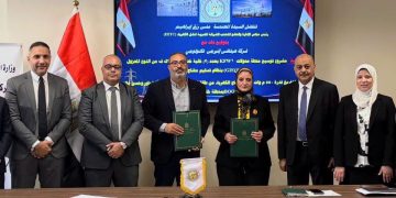 «نقل الكهرباء» توقع عقدًا مع «هيتاشي إنيرجي» لتوسيع محطة محولات KFW6 واستيعاب 550 ميجاوات من طاقة الرياح