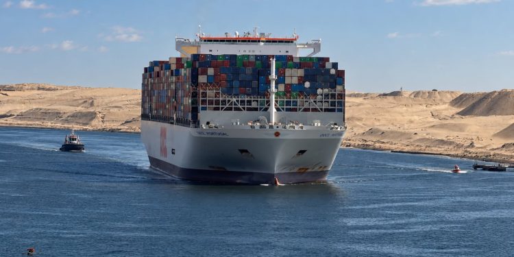 الفريق أسامة ربيع:” قناة السويس تشهد العبور الأول لسفينة الحاويات OOCl PORTUGAL ضمن قافلة الشمال” 