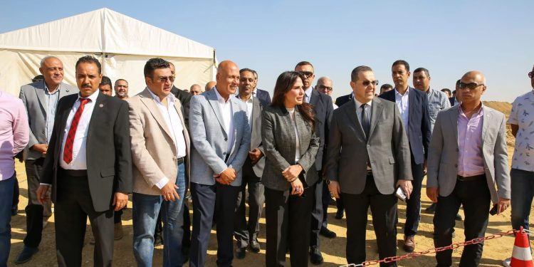 ضمن مساحة ١٣٥ فدانًا: وزيرة الإسكان تشهد تسليم أول ١٠ أفدنة خالية من المخلفات لإتاحتها للتنمية بالقاهرة الجديدة