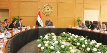 وزير الكهرباء يجتمع باللجنة الاستراتيجية “للكهرباء” لمتابعة سير العمل ومراجعة خطة التشغيل