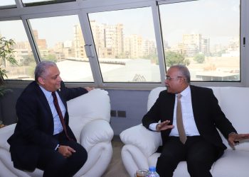 عباس صابر ومحمد قنديل يؤكدان من «غاز مصر»: التعاون بين الإدارة والنقابة ركيزة للاستقرار والنجاح
