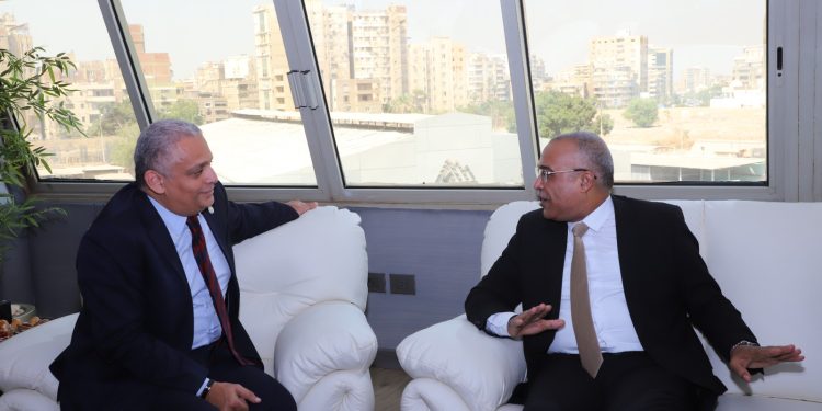 عباس صابر ومحمد قنديل يؤكدان من «غاز مصر»: التعاون بين الإدارة والنقابة ركيزة للاستقرار والنجاح