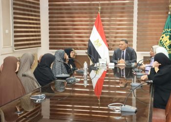 محافظ القليوبية يسلّم جوازات السفر لـ5 سيدات من الأولى بالرعاية للمشاركة في رحلة عمرة ضمن مبادرات صندوق «تحيا مصر»