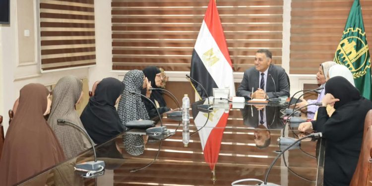 محافظ القليوبية يسلّم جوازات السفر لـ5 سيدات من الأولى بالرعاية للمشاركة في رحلة عمرة ضمن مبادرات صندوق «تحيا مصر»