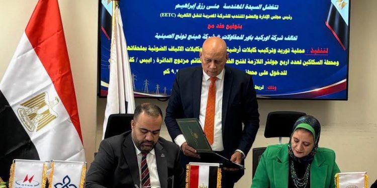 نقل الكهرباء توقع عقدين لربط محطة محولات مترو أبو قير بالشبكة الكهربائية