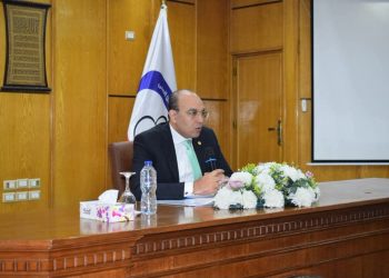 رئيس هيئة التأمين الصحي يعقد اجتماعا لحل مشاكل المرضى بالقليوبية و تطوير الخدمة الطبية
