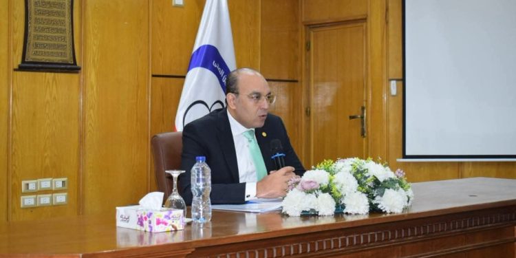 رئيس هيئة التأمين الصحي يعقد اجتماعا لحل مشاكل المرضى بالقليوبية و تطوير الخدمة الطبية