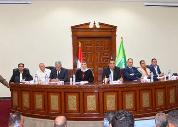 العاشر من رمضان تحصد ٤٤.٣ مليون جنيه حصيلة بيع ٢١ محلًا تجاريًا وصيدلية بالمزاد العلني