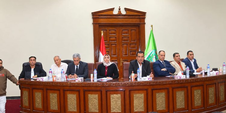 العاشر من رمضان تحصد ٤٤.٣ مليون جنيه حصيلة بيع ٢١ محلًا تجاريًا وصيدلية بالمزاد العلني