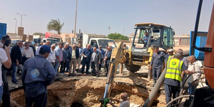 رئيس «القابضة للمياه» يتابع ميدانيًا أعمال إصلاح كسر خط مياه قطر 1200 مم بزهراء المعادي