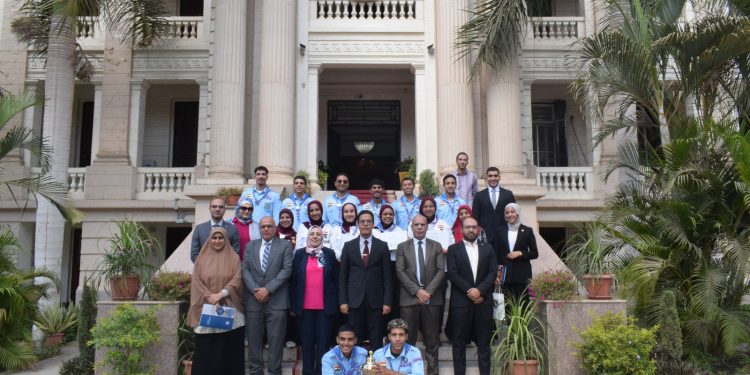 رئيس جامعة بنها يكرم الفائزين بالمراكز الأولى في أسبوع شباب الجامعات والطلاب المكرمين من رئيس الجمهورية