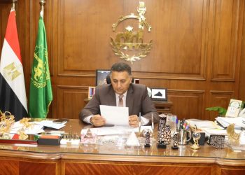 محافظ القليوبية يبحث طرح خطوط سير جديدة بموقف شبين القناطر وزيادة أعداد سيارات الأجرة على الخطوط القائمة
