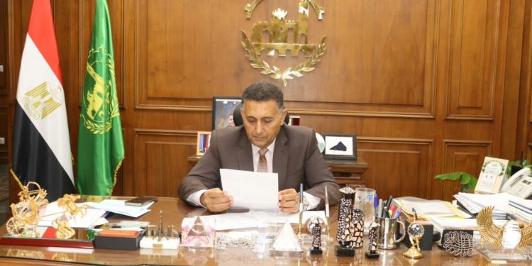 محافظ القليوبية يبحث طرح خطوط سير جديدة بموقف شبين القناطر وزيادة أعداد سيارات الأجرة على الخطوط القائمة