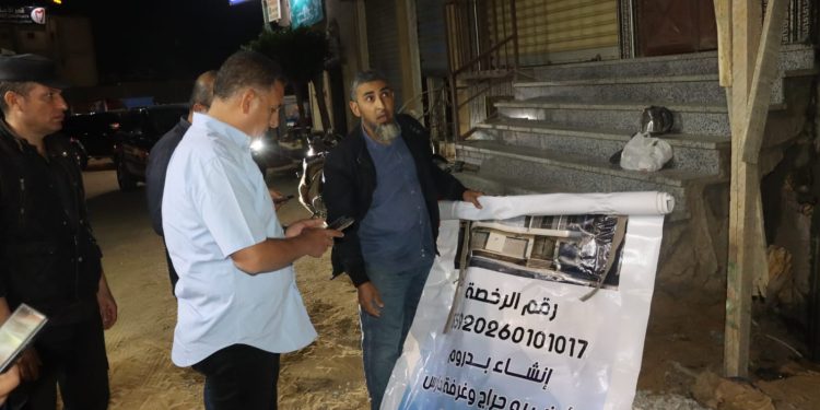 محافظ القليوبيه: خلال جولة مسائية.. و يمنح شركة نهضة مصر فرصة أخيرة لتحسين مستوى النظافة بشبرا الخيمة ويحذر من استمرار القصور