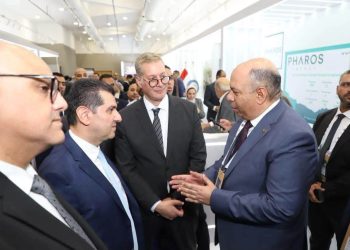 وزير البترول والثروة المعدنية يتفقد جناح شركة صان مصر