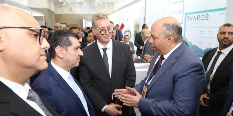 وزير البترول والثروة المعدنية يتفقد جناح شركة صان مصر